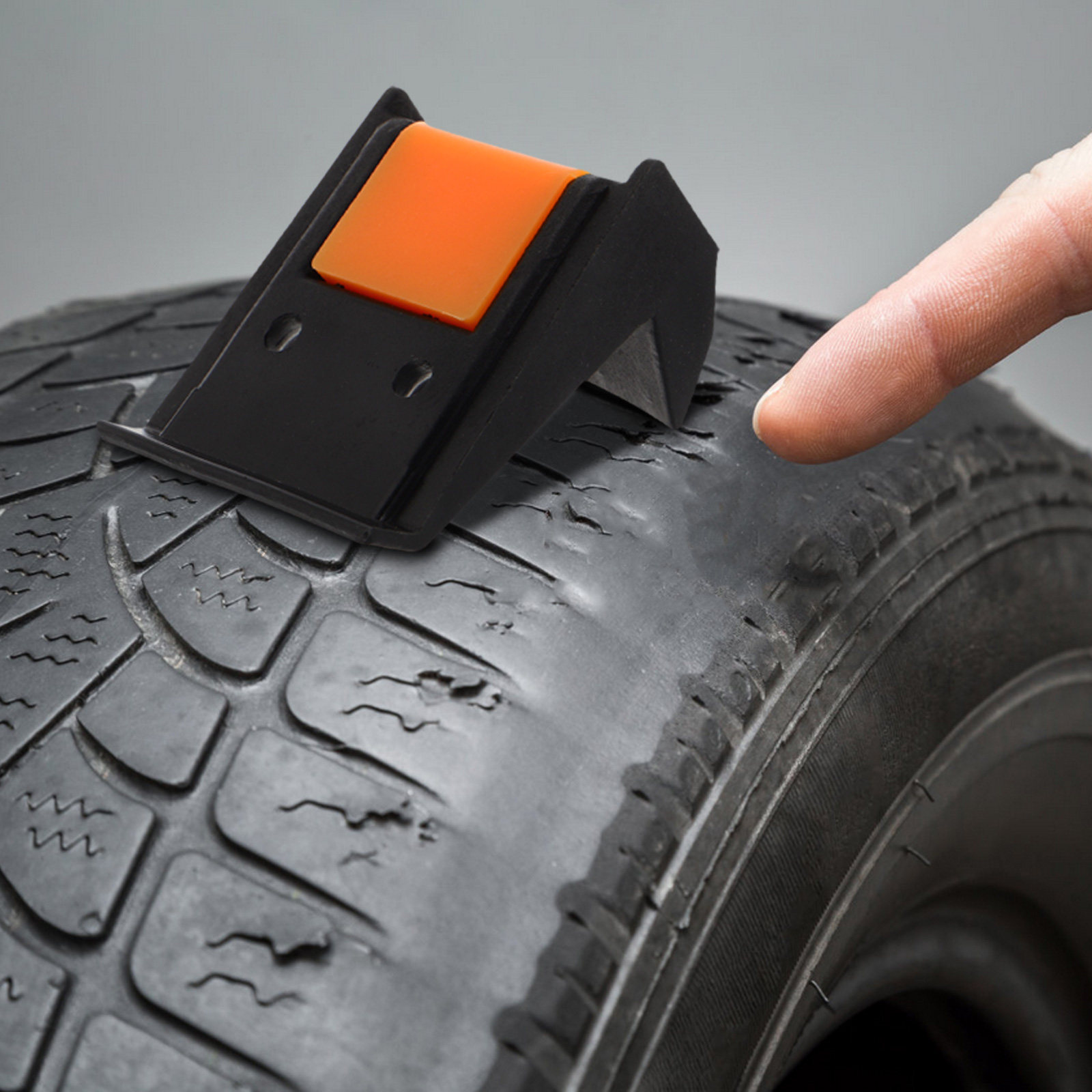 أداة تثبيت فك الإطار لآلة تغيي - مراجعة Tire Changer Machine وسعره